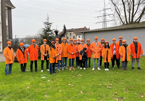 Studierende und Lehrende beim Besuch der Hüttenwerke Krupp-Mannesmann (HKM)