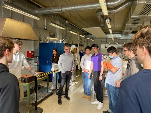 Students from advanced physics and chemistry courses at the Theodor-Fliedner-Gymnasium in Düsseldorf-Kaiserswerth visited the faculty of mechanical and process engineering. 