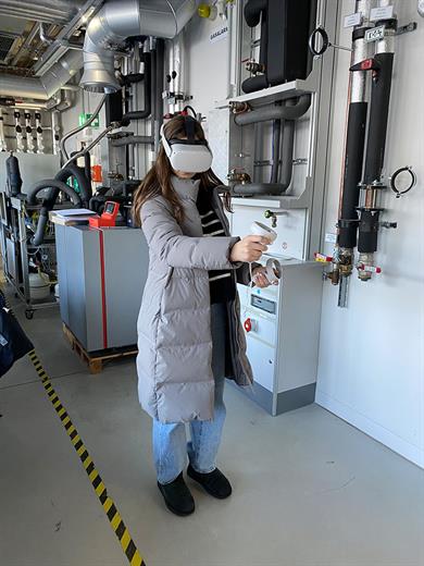 Students from advanced physics and chemistry courses at the Theodor-Fliedner-Gymnasium in Düsseldorf-Kaiserswerth visited the faculty of mechanical and process engineering. 