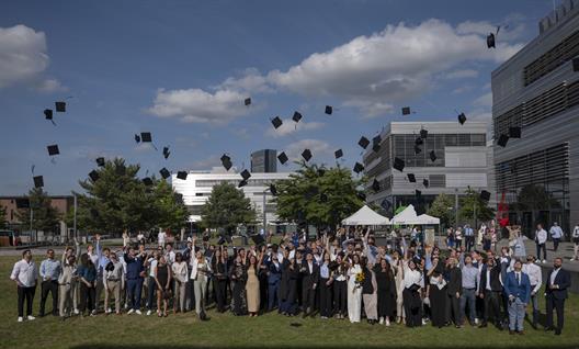Die Veranstaltung findet am Freitag, den 03.07.2026, um 16:00 Uhr, auf dem Campus der Hochschule Düsseldorf statt. Eingeladen sind Angehörige, Familien und Freunde sowie Mitarbeiter*innen und Alumni, um diesen bedeutenden Anlass gemeinsam zu feiern.