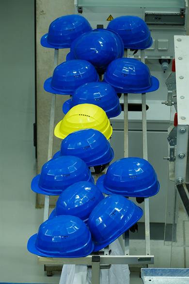blaue Helme ein gelber Helm
