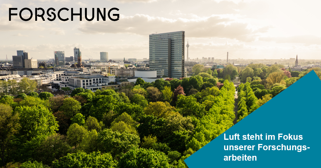 Panoramaaufnahme von Düsseldorf mit vielen Bäumen im Vordergrund; das Bild steht für Forschung zur Luftreinhaltung und trägt den Hinweis „Luft steht im Fokus unserer Forschungsarbeiten“.