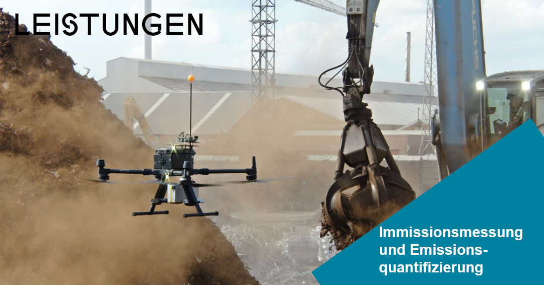 Baustellen- und Industrieaufnahme mit einem Bagger, aufgewirbeltem Staub und einer Drohne zur Messung; das Bild verweist auf Immissionsmessung und Emissionsquantifizierung.