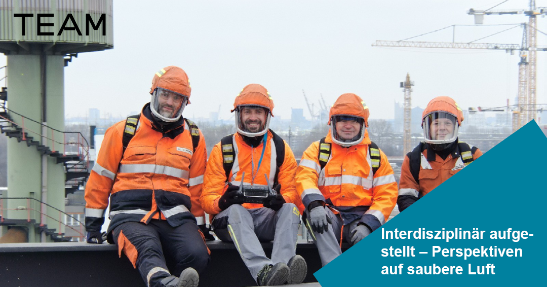 Baustellen- und Industrieaufnahme mit einem Team von Personen, die auf dem Dach einer Industrieanlage sitzen und Schutzkleidung tragen; das Bild verweist auf Immissionsmessung und Emissionsquantifizierung.